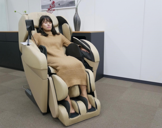 手技級のモミ技を体感！新・マッサージチェア「REAL PRO」は、座ると
