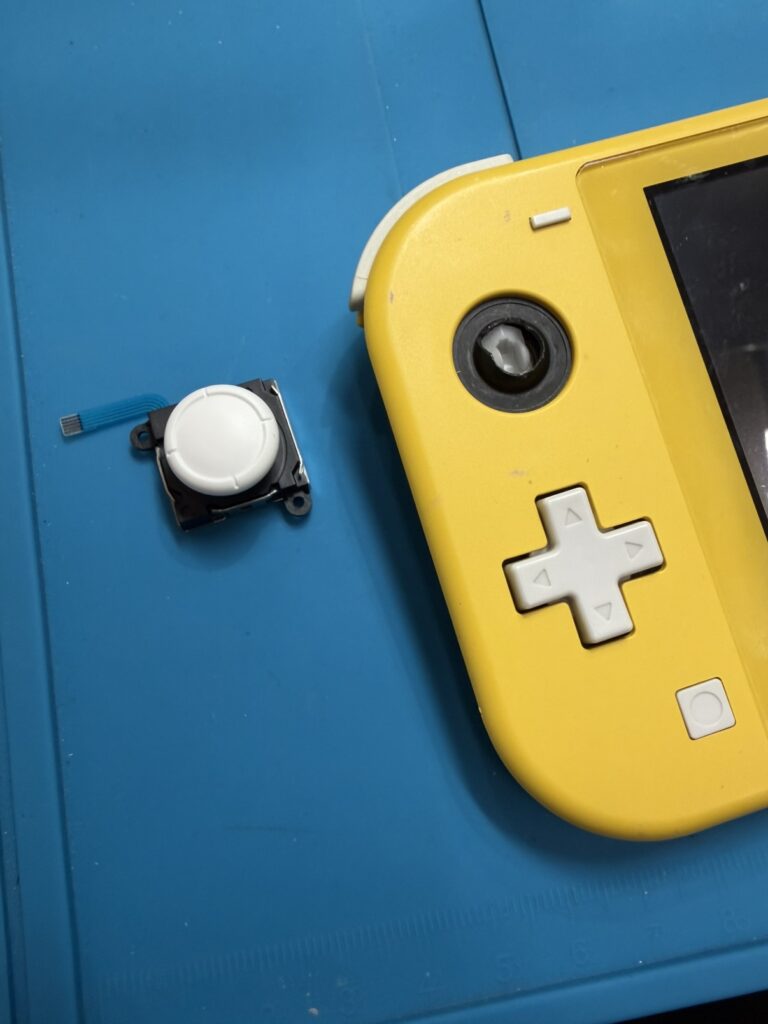 Nintendo Switch lite (任天堂 スイッチ ライト)のスティックが折れて
