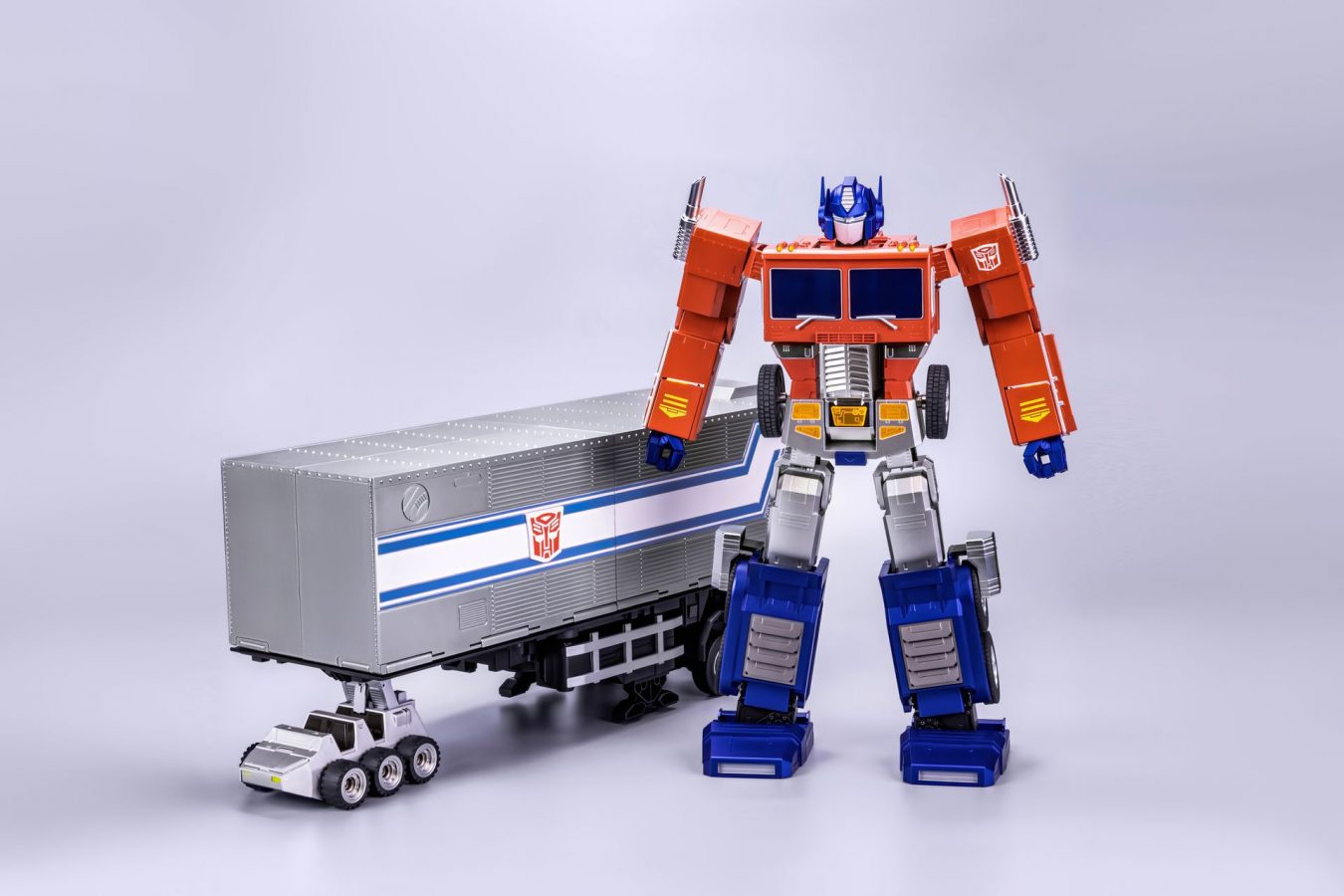 Robosen and Hasbro debuts auto-converting trailer and roller set