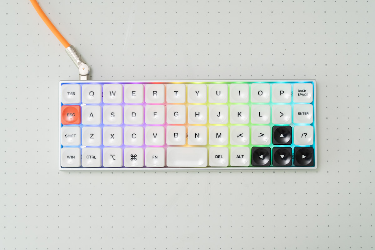 Geonix Rev.2レビュー｜47個のキーで白デスクはもっと自由になる。究極