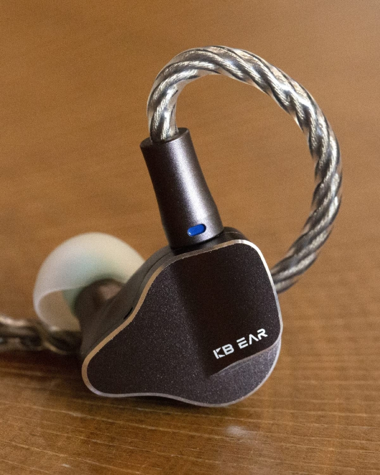 KBEAR Aurora レビュー】美しいデザインと高い解像度。表現力の豊かさ