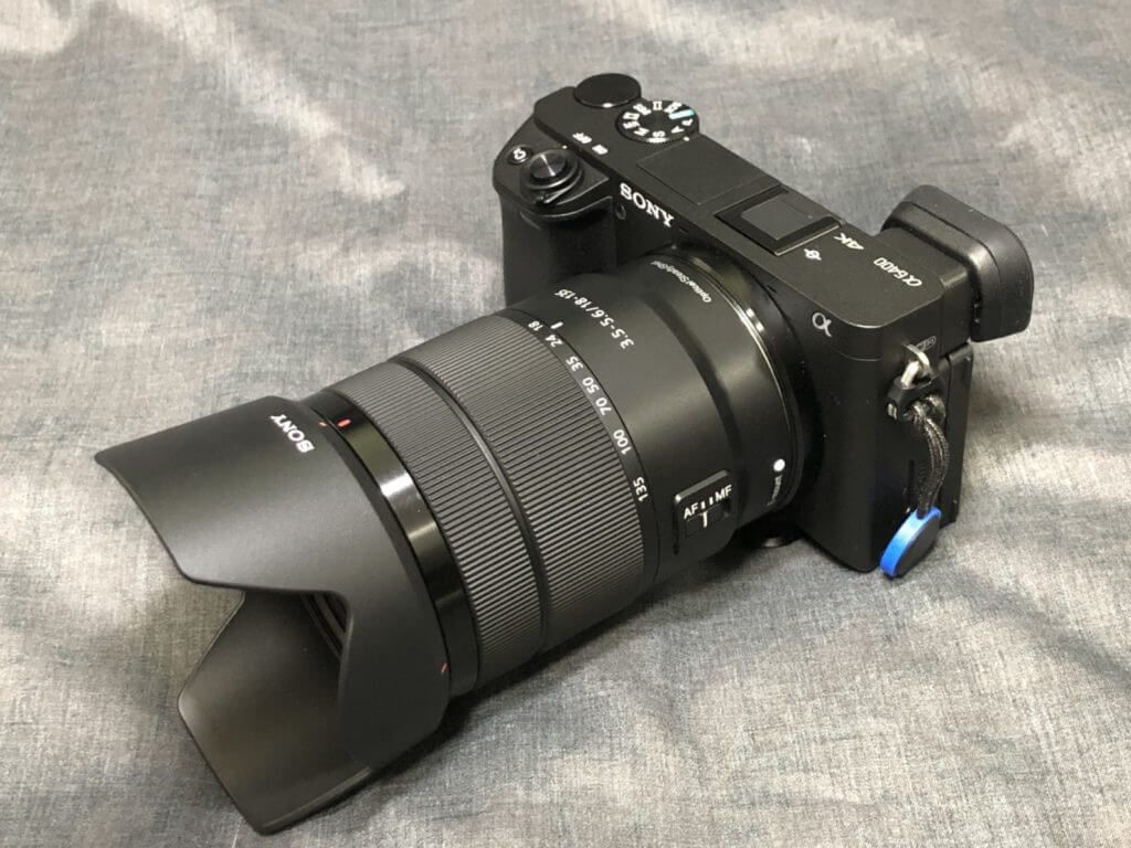 街中で大活躍！気楽に使える小型軽量のAPS-C用高倍率ズームレンズ