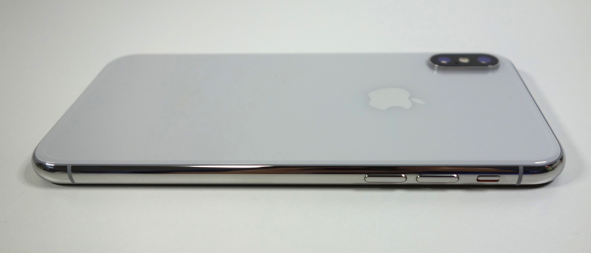 iPhone Xシルバー外観レビュー、iPhone 8と比較して金属部分が光沢質感