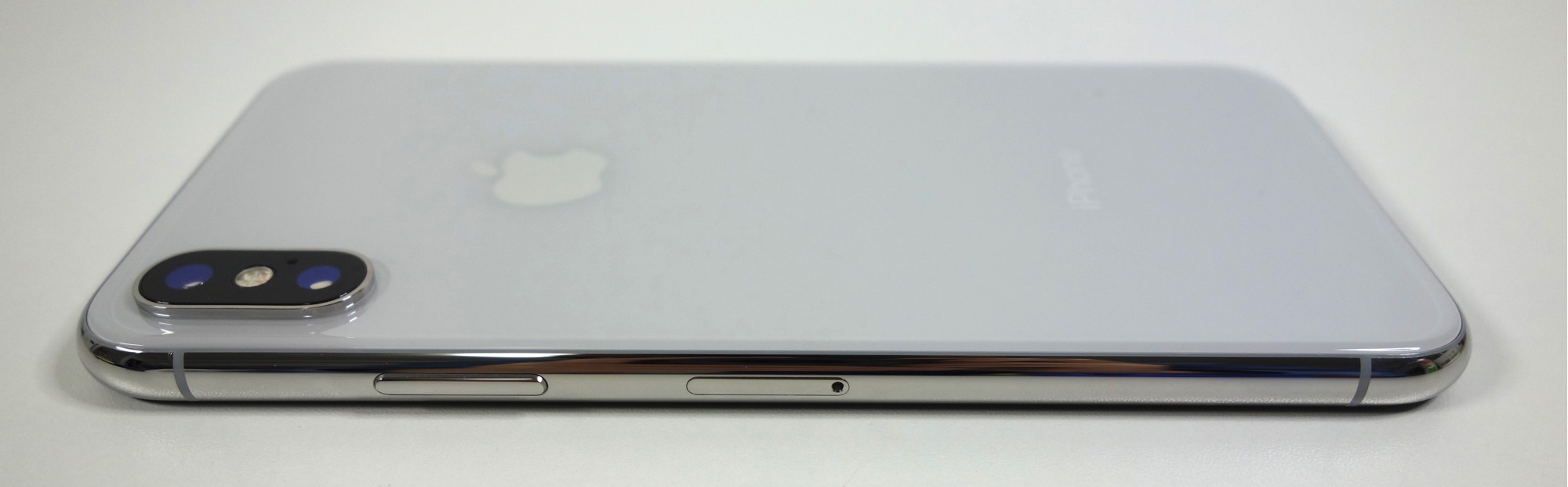 iPhone Xシルバー外観レビュー、iPhone 8と比較して金属部分が光沢質感