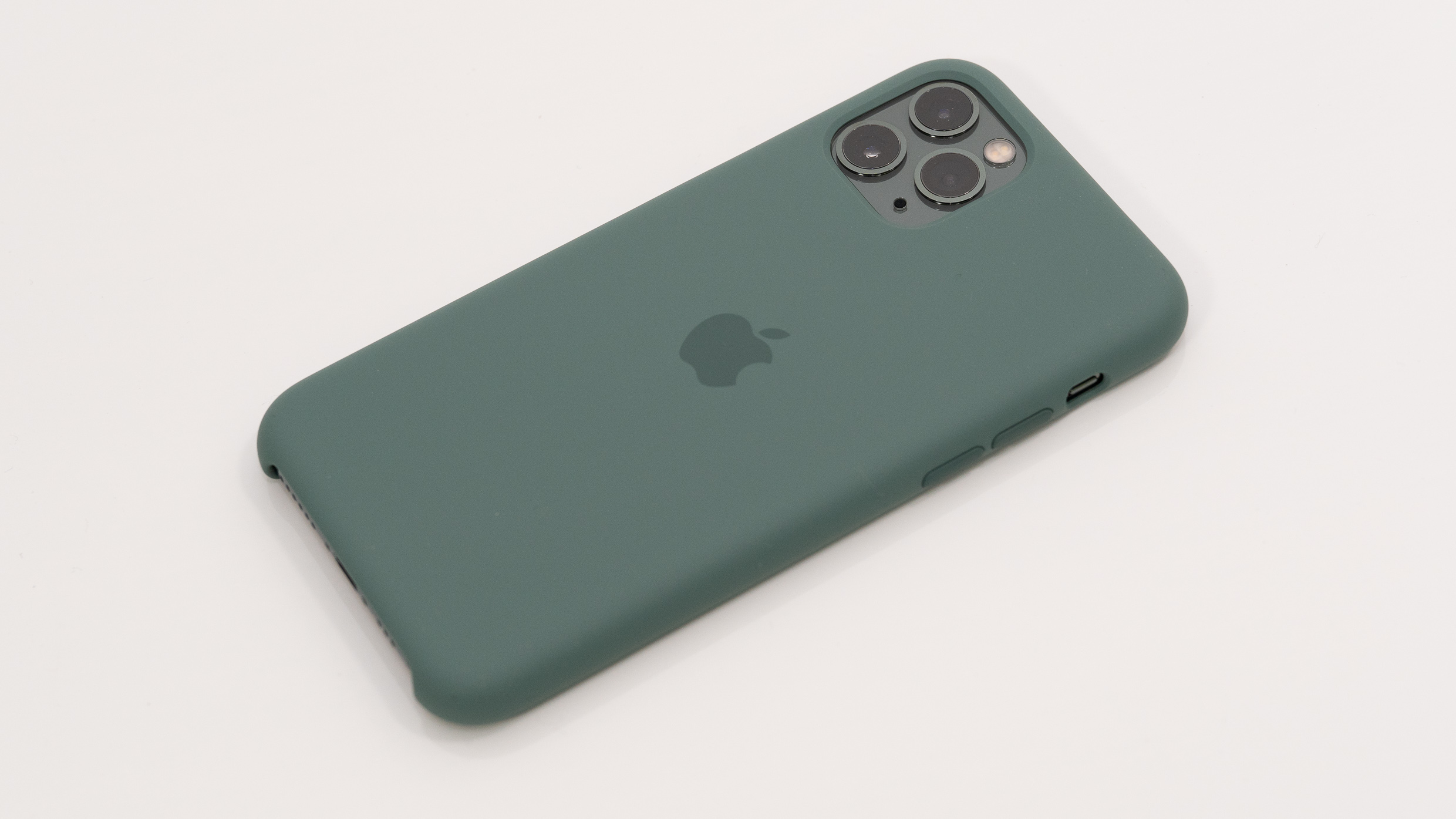 iPhone 11 ProのミッドナイトグリーンにぴったりなApple製「パイン