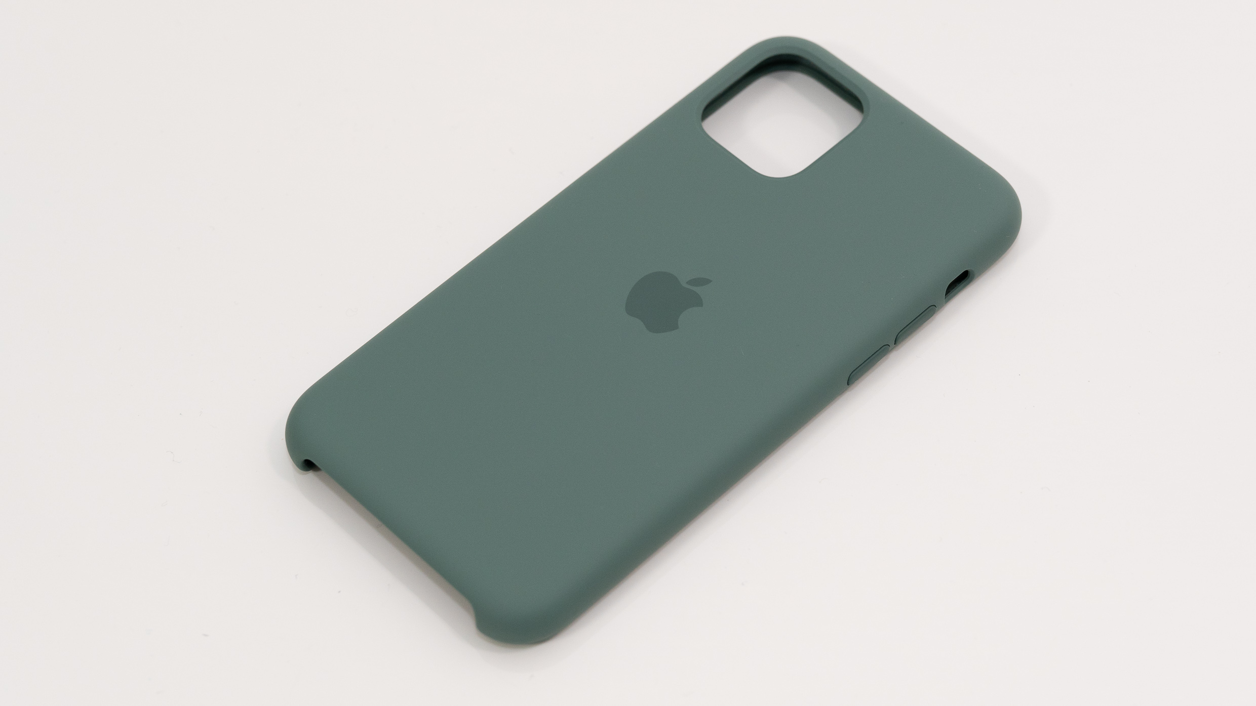 iPhone 11 ProのミッドナイトグリーンにぴったりなApple製「パイン