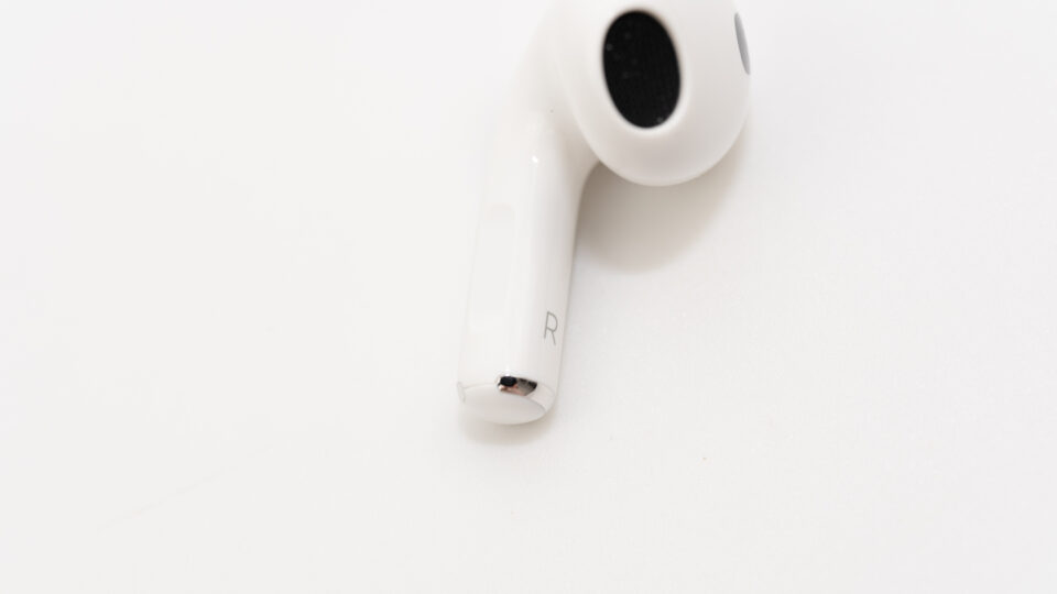 AirPodsが充電できても片耳だけ聞こえないので、Appleの持ち込み修理に