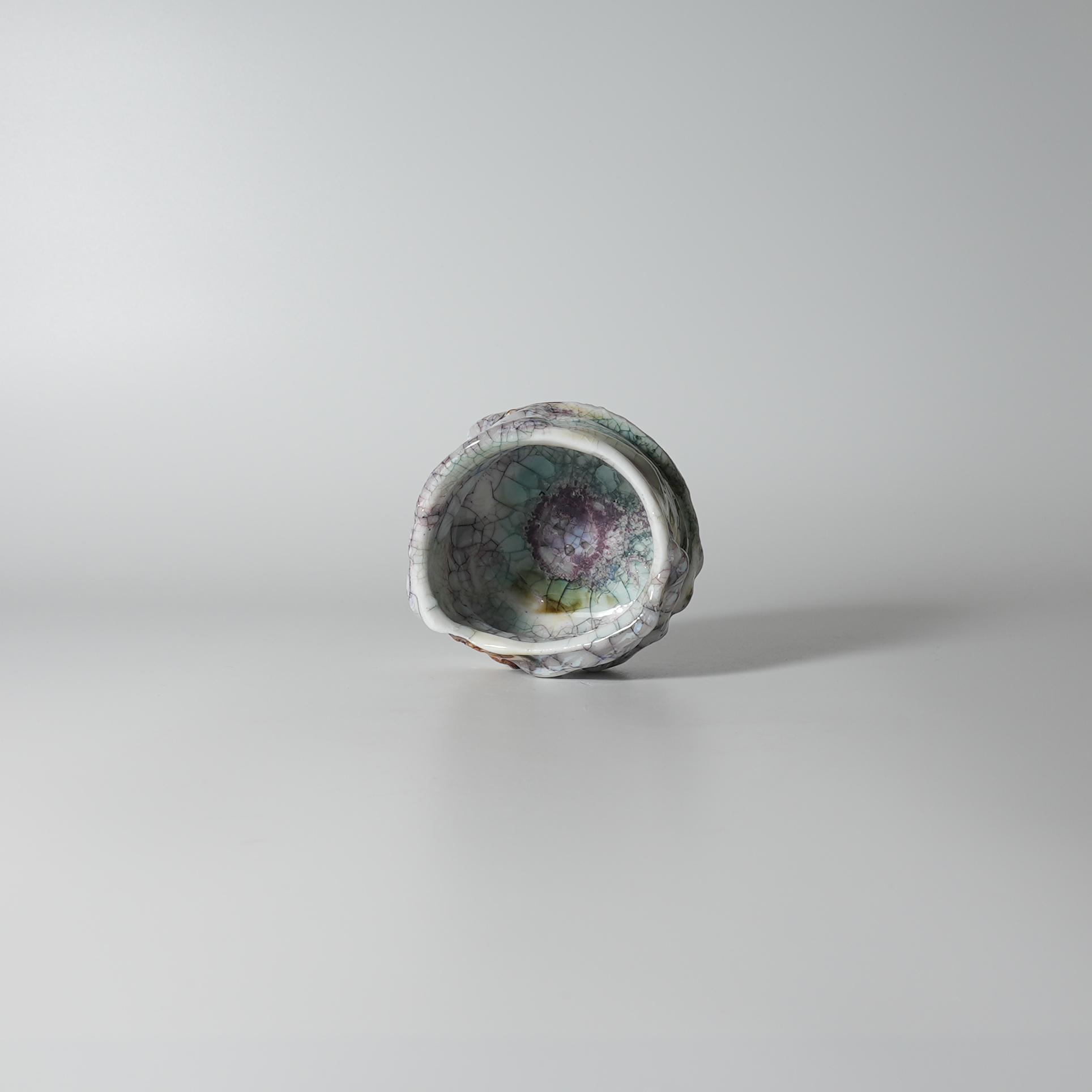 漆貫入彩青白磁ぐい呑 氏家昴大 | ギャラリー千陶