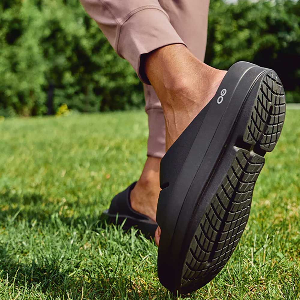 Women's OOmega OOahh Slide- Black - Regular (B) – Gazelle Sports