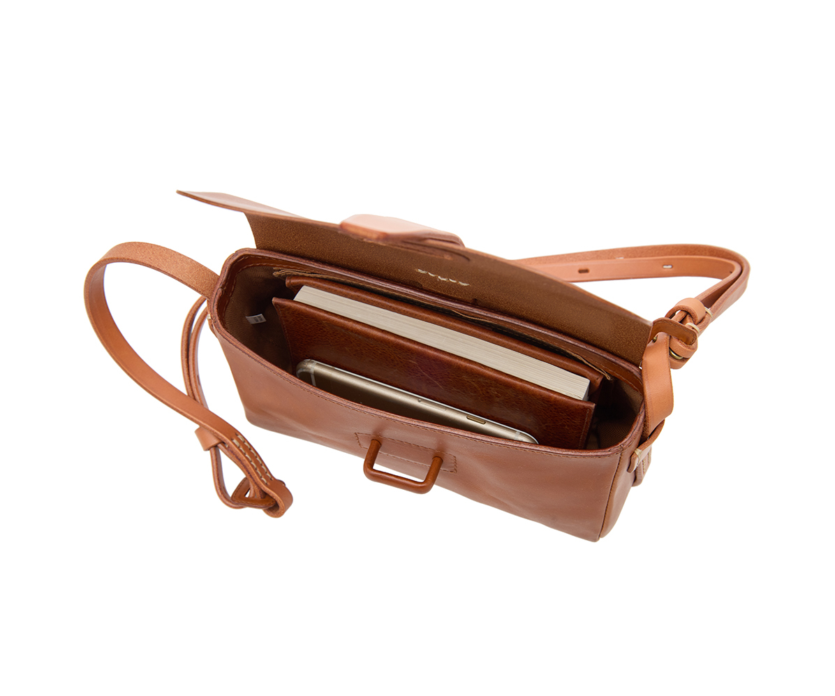 サドルベルト ヌオーバ 横型コンパクトショルダーバッグ｜商品一覧