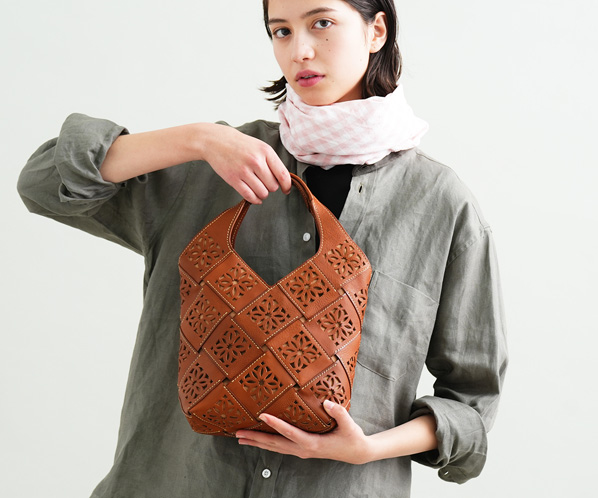 サスティナブルカットワーク トートバッグ（中）｜商品一覧 | 革財布