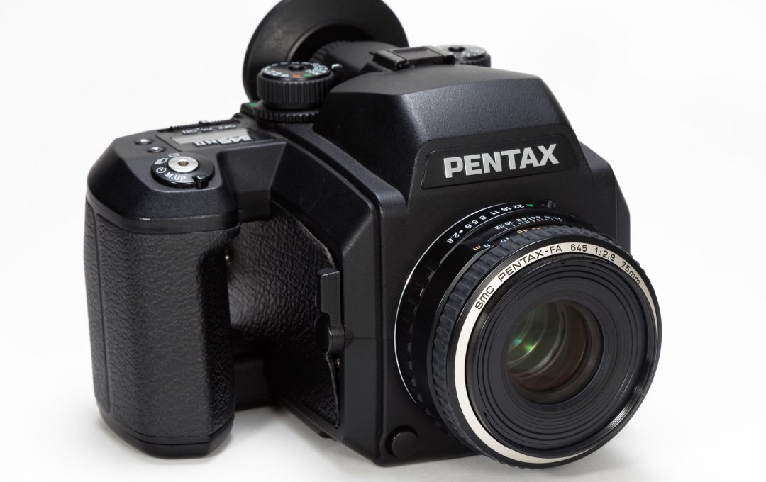 35mm判一眼レフの感覚で使える中判フィルムカメラ「PENTAX 645NII