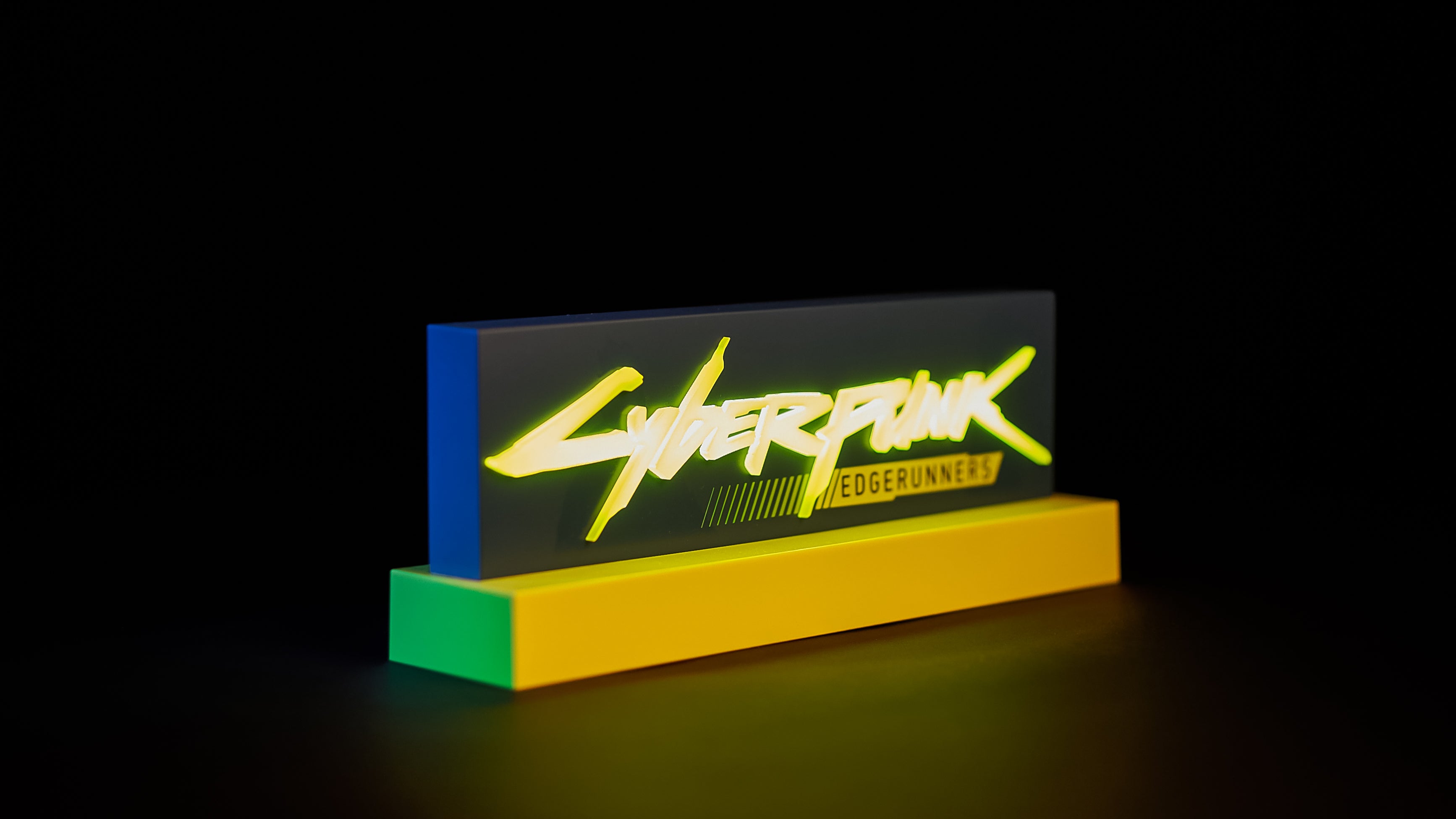 サイバーパンクエッジランナーズ ロゴライト – インフォレンズ・ギーク