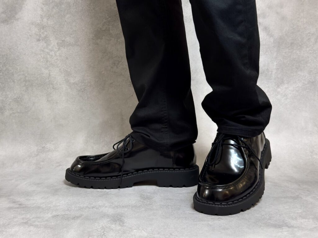 本音レビュー】ユニクロCの新作「レースアップシューズ」は、見た目と