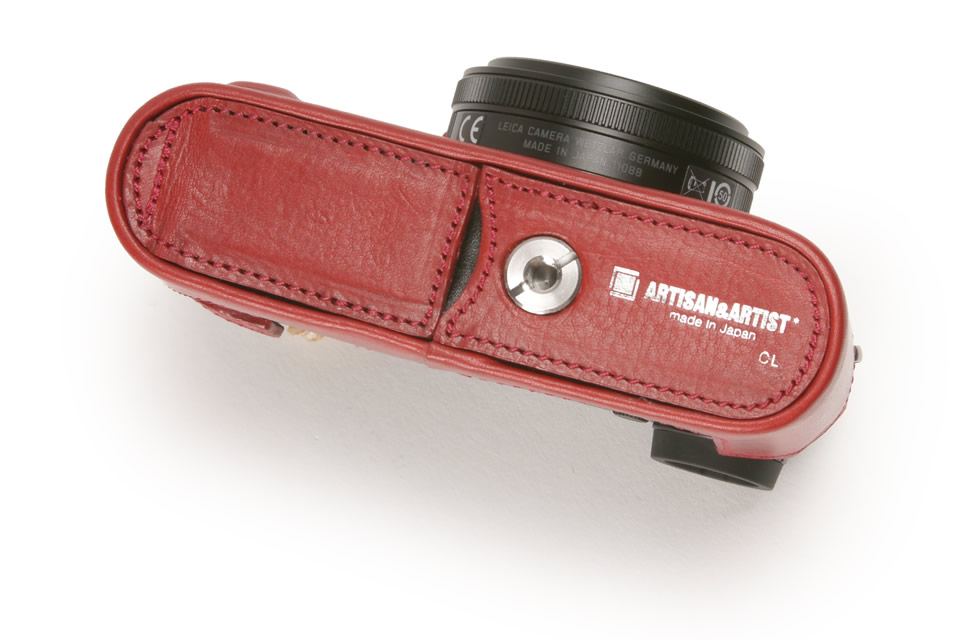 ケースを付けたままカードを交換できる 鮮やかな赤のライカCL用ボディ