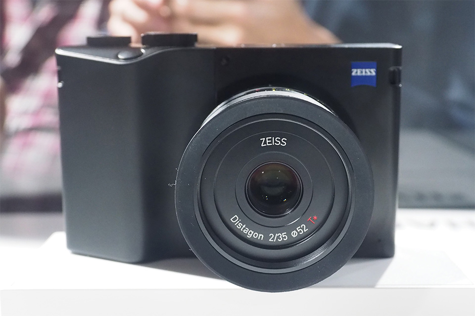 カールツァイスがフルサイズコンデジ「ZEISS ZX1」発表！Adobe