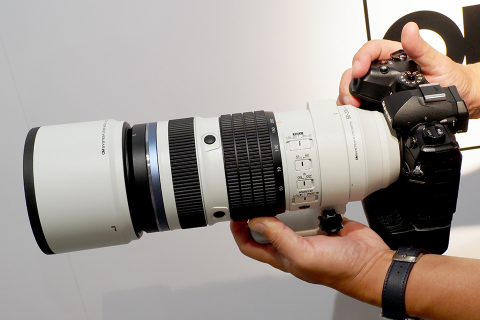 ハンズオン！ 400mm相当までカバーするF2.8通しの超望遠ズームレンズ