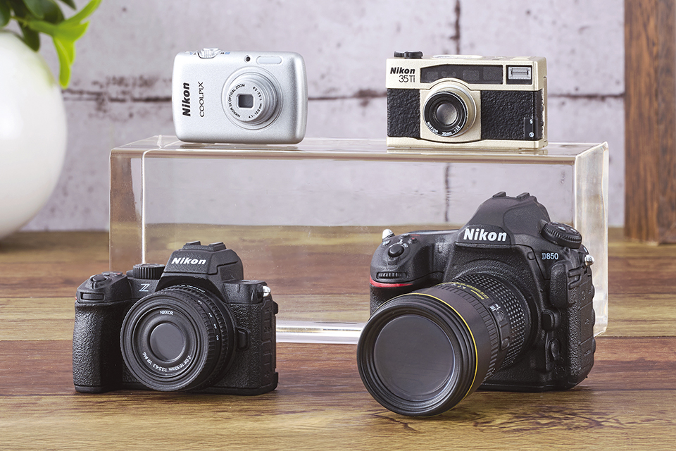 ニコン「Z50II」「D850」がガシャポンに登場！ シャッターも押せる