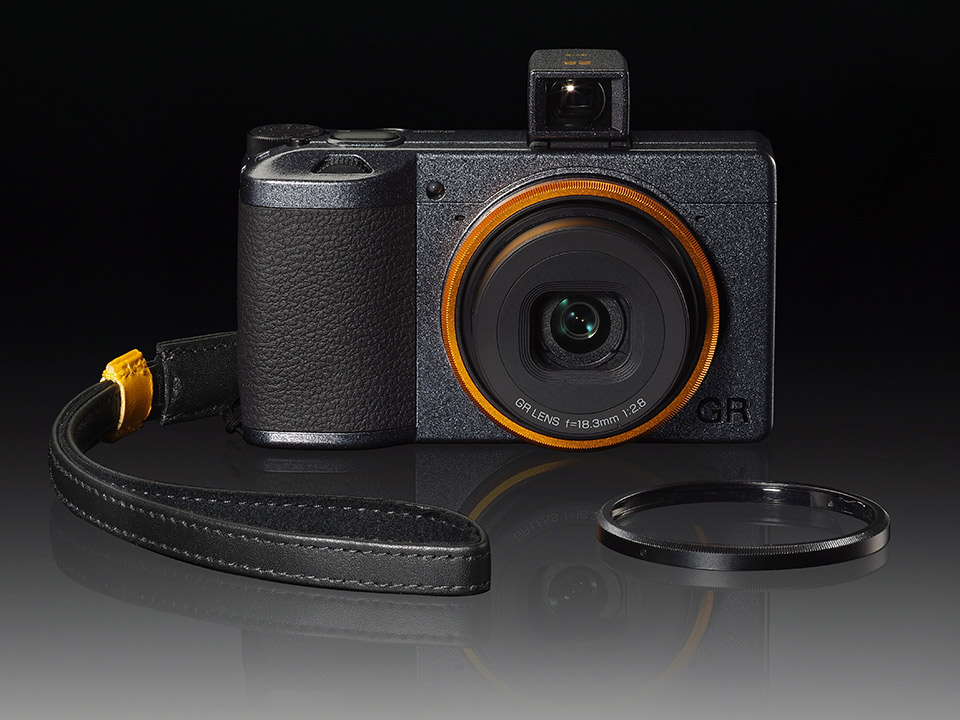 特別仕様の人気コンデジにファインダーが付属する数量限定モデル