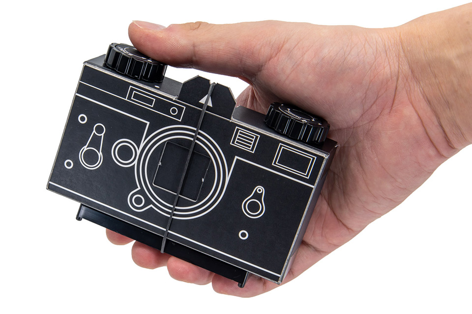 自分でカメラを組み立てて撮ろう！ 紙製のピンホールカメラキット