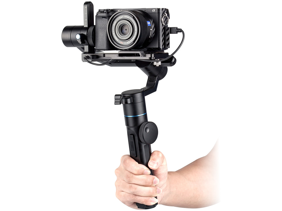 スマホやアクションカメラにも対応するミラーレス用3軸スタビライザー