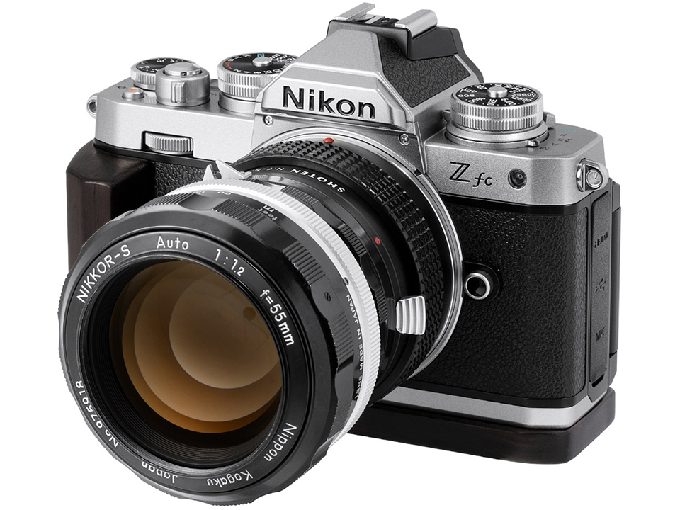 ニコン「Z fc」のホールド感アップ！ 手にしっくりなじむウッド
