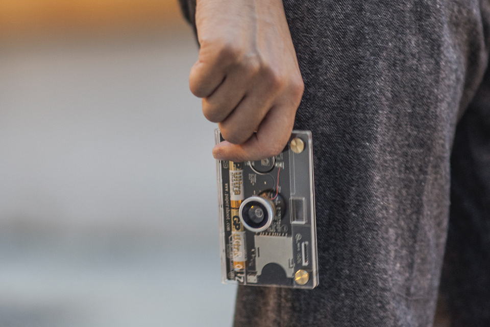 着せ替えが楽しめる！ 遊び心満載の超スリムなデジタルカメラ「Paper