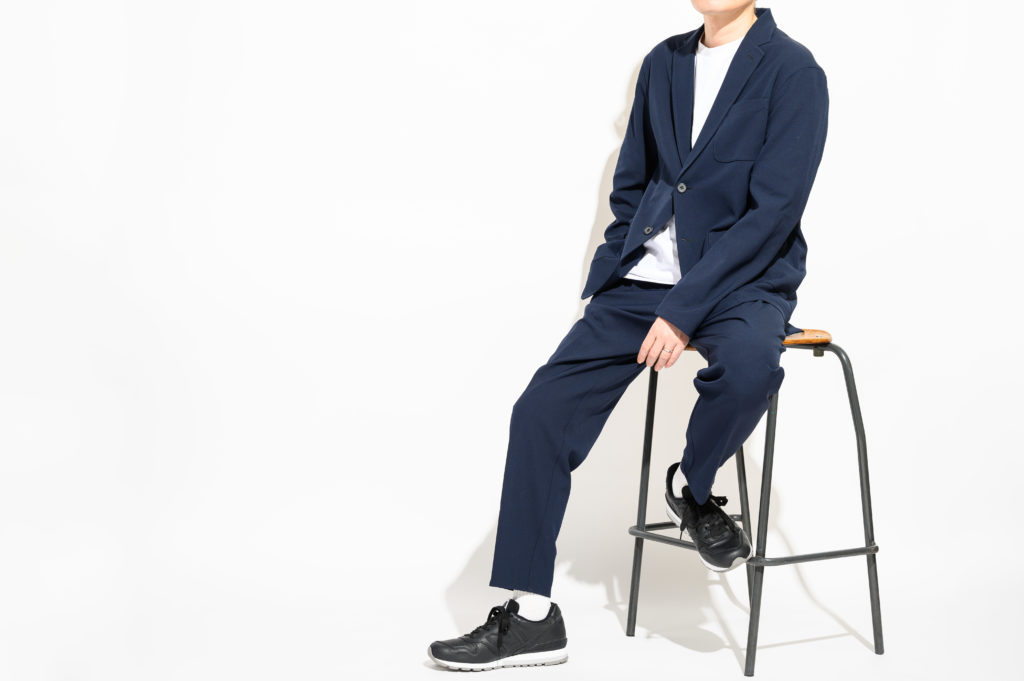 スーツとは無縁のスニーカーライターが驚愕！ ニューバランスの