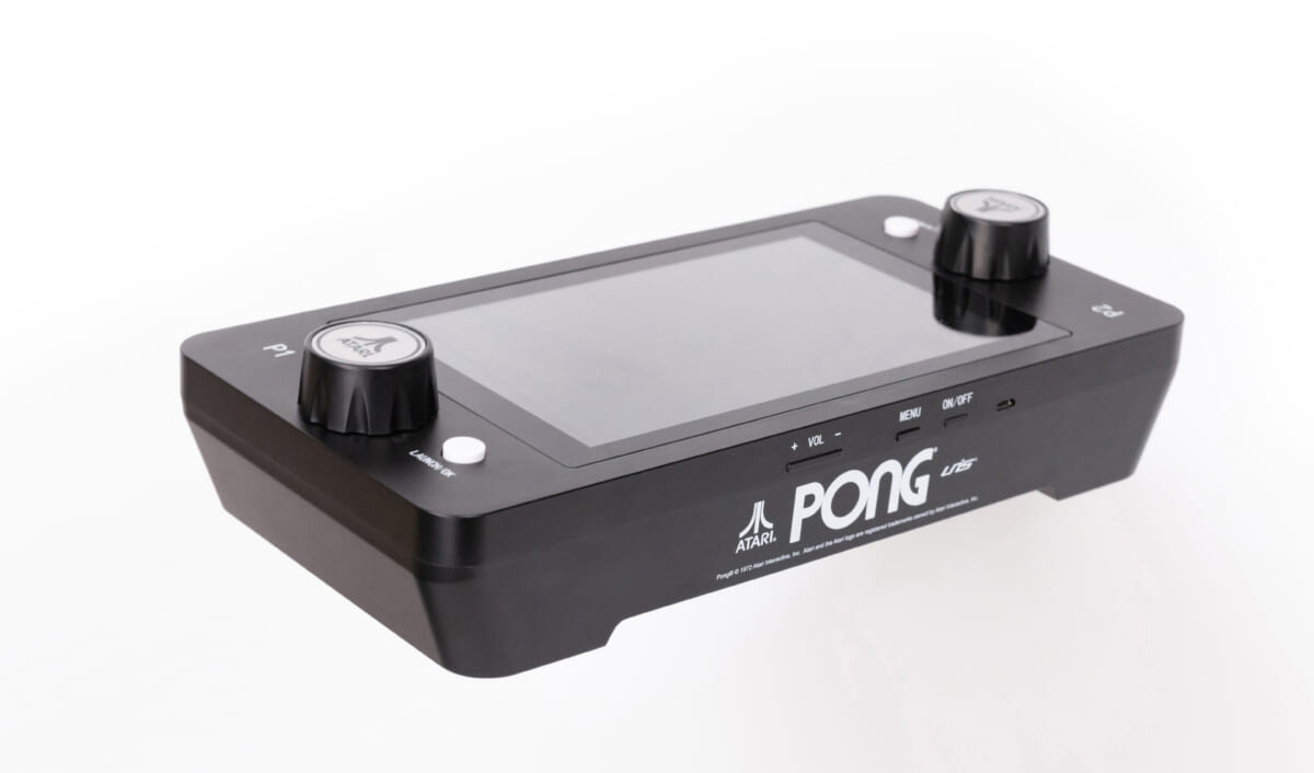 アタリの「PONG」筐体が卓上版に！ 乾電池で動く「Atari Mini PONG Jr