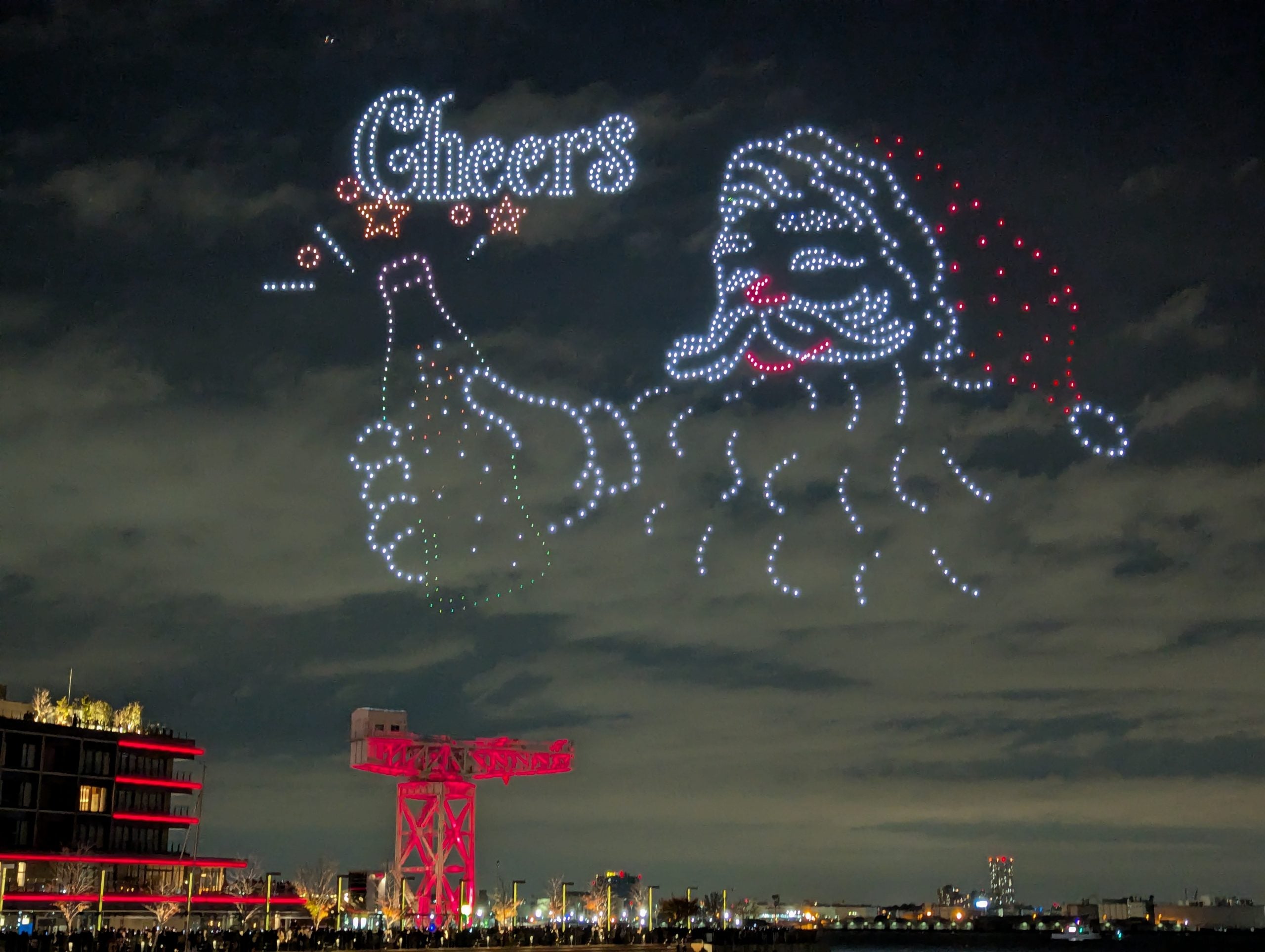 横浜市】夜空に浮かび上がるサンタと乾杯！ コカ・コーラ クリスマス
