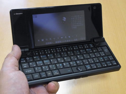 スマートフォンじゃない！ フルキーボードを搭載して進化した“ガラケー