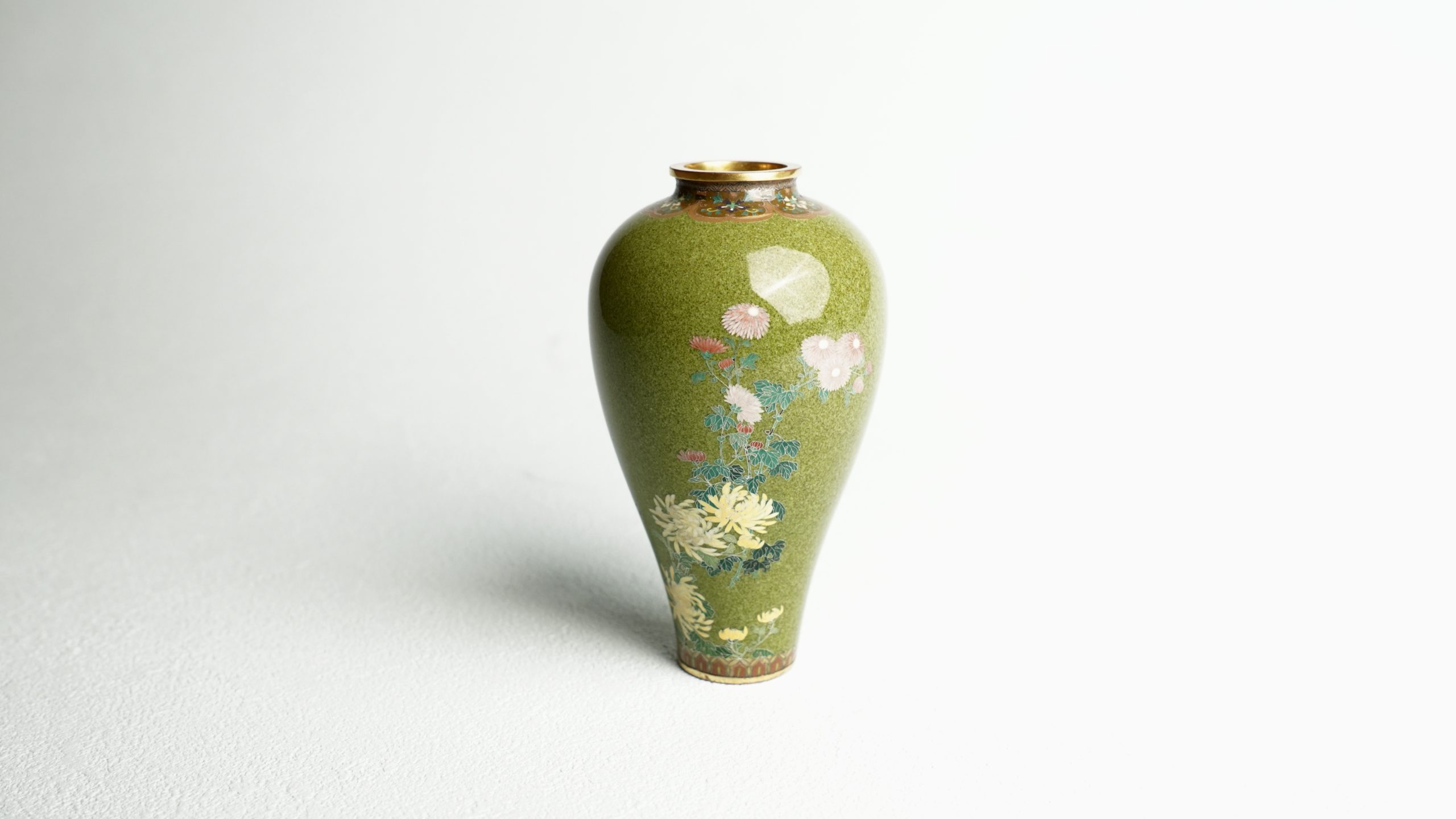 銀座 真生堂 | 並河靖之 / 明治 七宝 / 菊に蝶図 花瓶 / ※SOLD