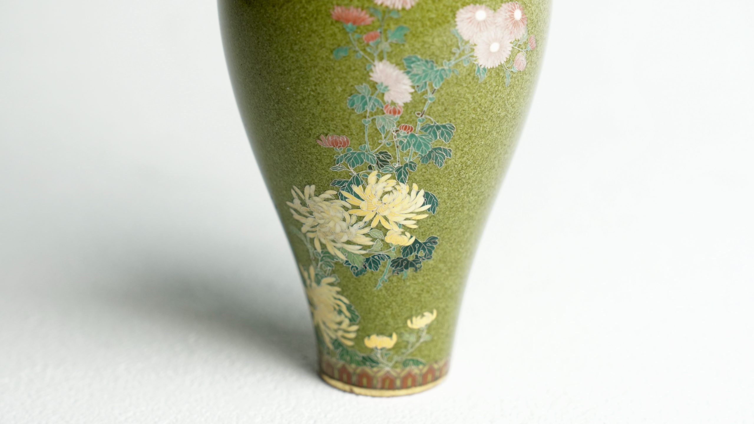 銀座 真生堂 | 並河靖之 / 明治 七宝 / 菊に蝶図 花瓶 / ※SOLD