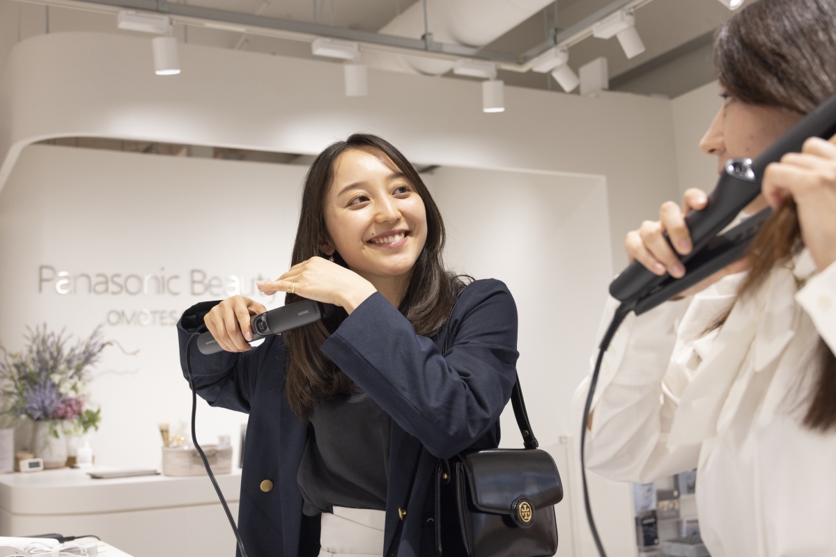 使うたびにうるおい→ツヤ髪に！高浸透ナノイー搭載のヘアアイロン体験