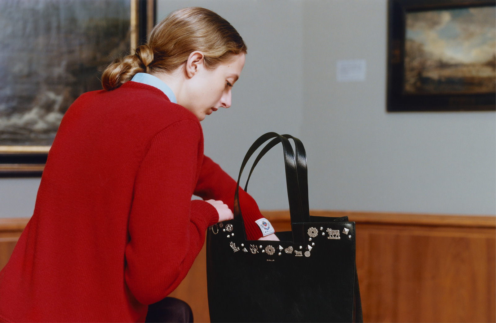 バリーの新作は…ノーブルなエーデルワイス刺繍が目印！ | GINGER