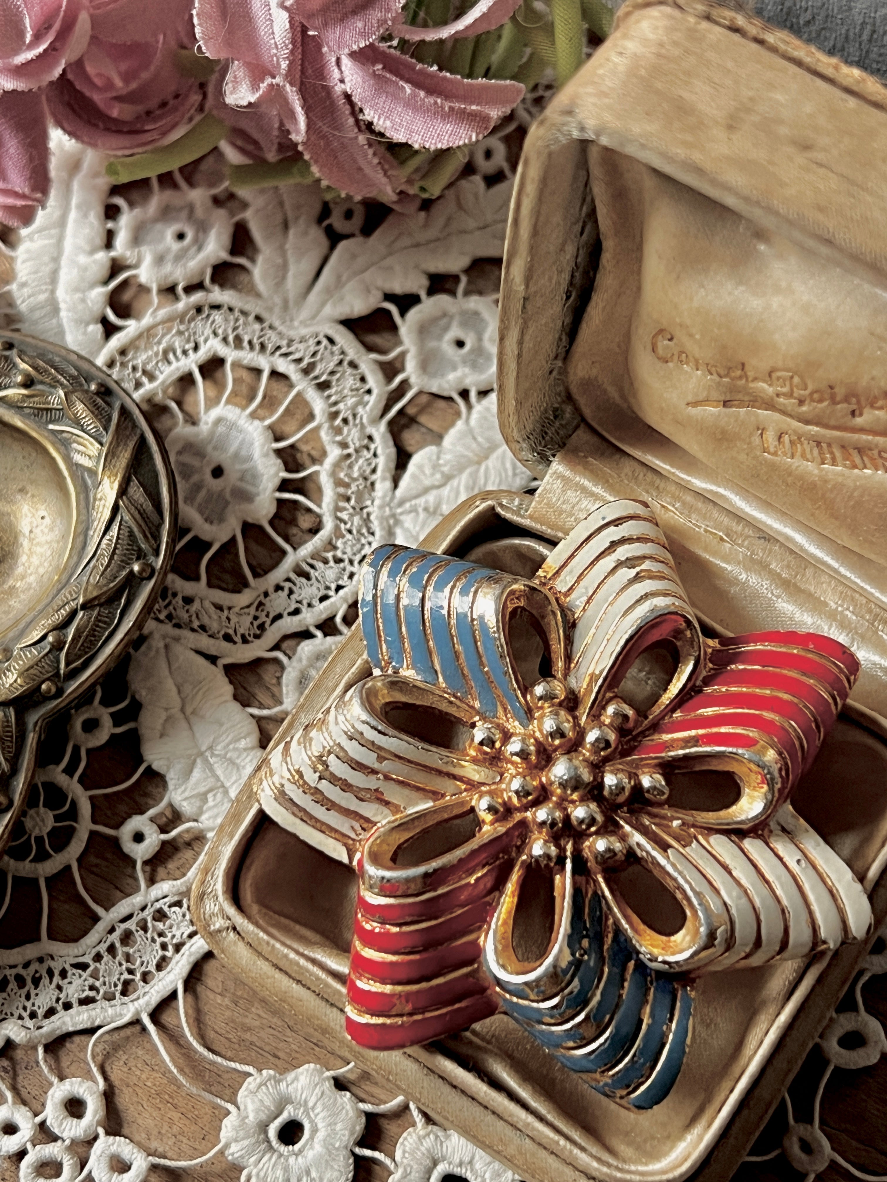 ヴィンテージブローチ(トリコロール) – France Antique 銀色アンティーク