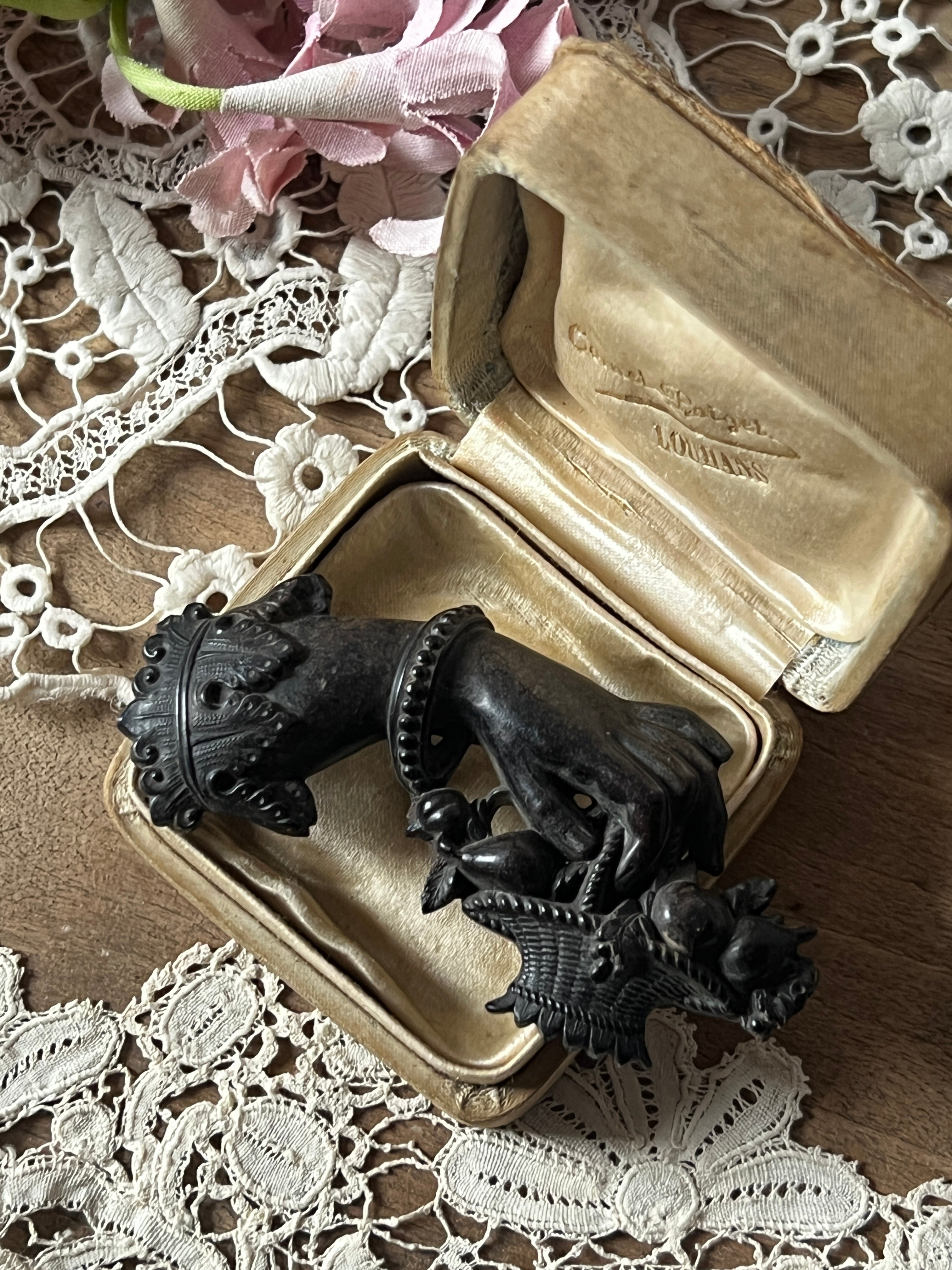 ハンドモチーフのブローチ – France Antique 銀色アンティーク