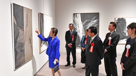 桃紅作品、久子さまを魅了 岐阜・関市「桃紅館」開館控え式典、南青山