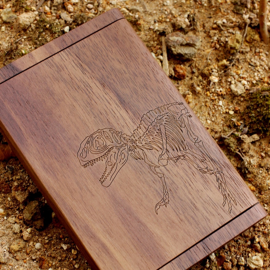 北陸新幹線 福井開業記念】恐竜イラスト刻印と限定樹種のICパスケース