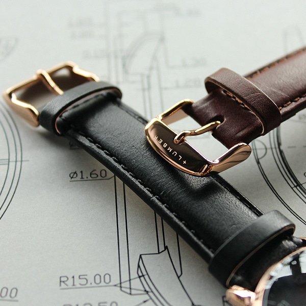 □「WATCH 8800」文字盤に本木目を使用した曲面ガラスが美しい木製