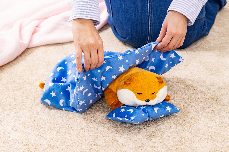 可愛い嘘のカワウソ すやすやおやぬみぬいぐるみ (お布団とまくら付き