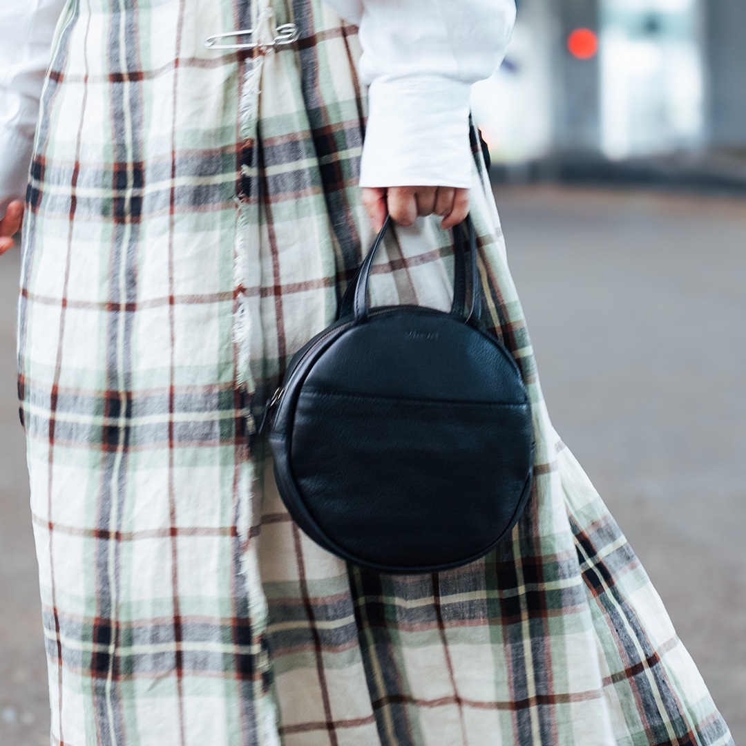 抜け感をプラスする ラフサークル型 ミニハンドバッグ