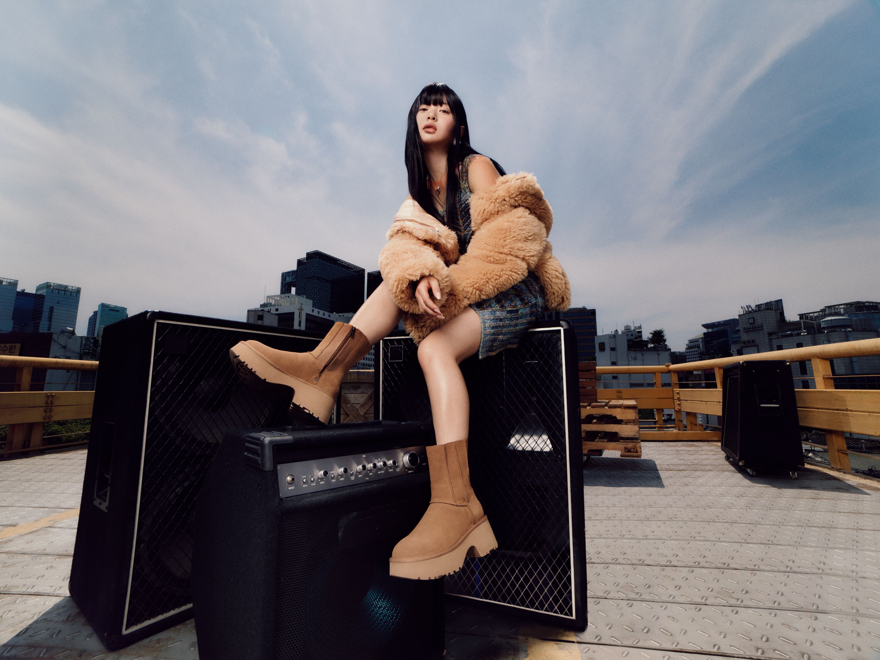 秋のおしゃれは足元から。UGG®︎のスタイリッシュなヒールブーツで