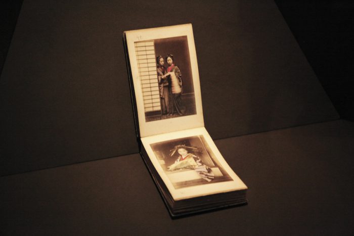 写真が物語る、日本の過去と現在「東京墓情 荒木経惟×ギメ東洋美術館