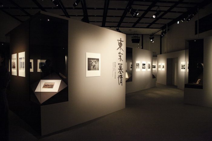 写真が物語る、日本の過去と現在「東京墓情 荒木経惟×ギメ東洋美術館