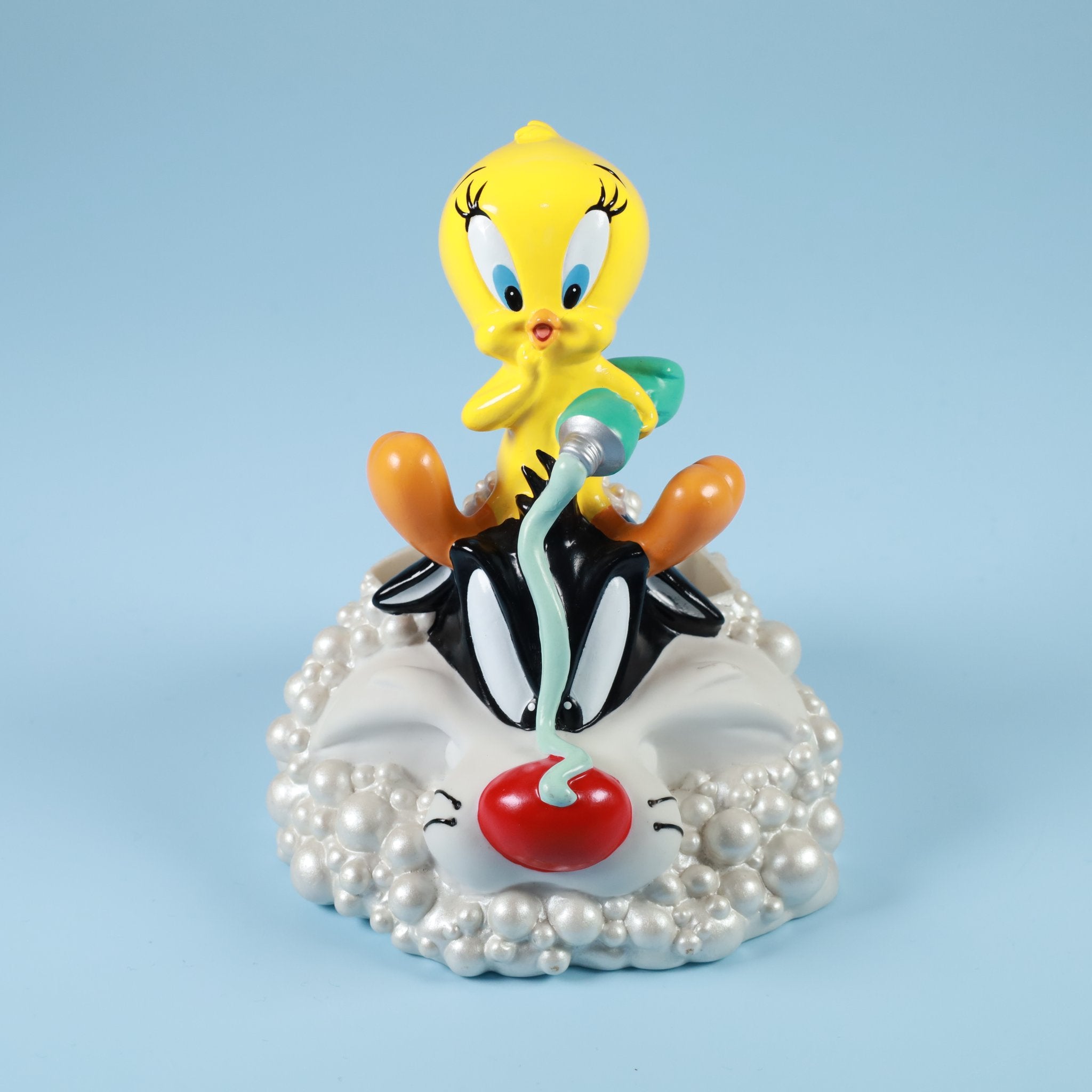 バスルームのコメディ — トゥイーティーとシルベスターが奏でる日常の