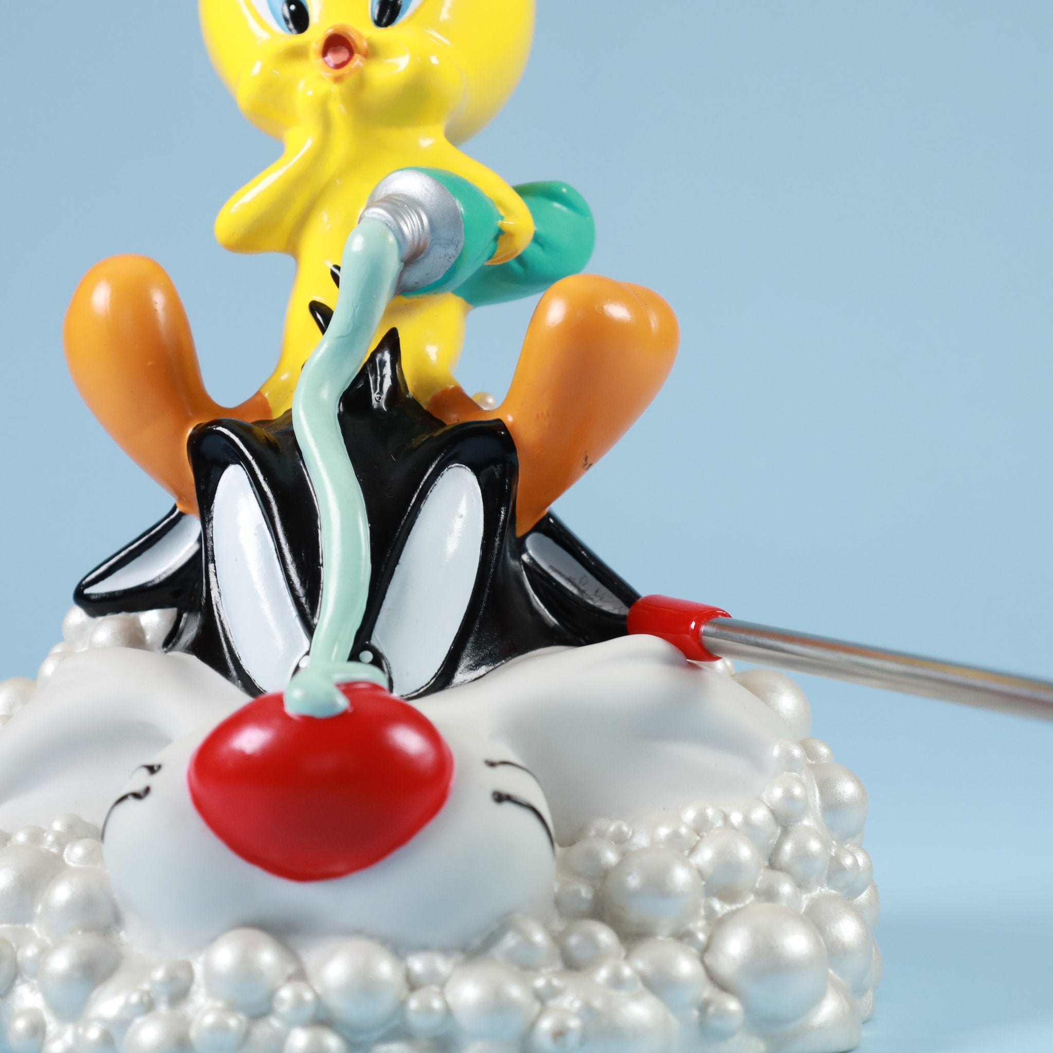 バスルームのコメディ — トゥイーティーとシルベスターが奏でる日常の