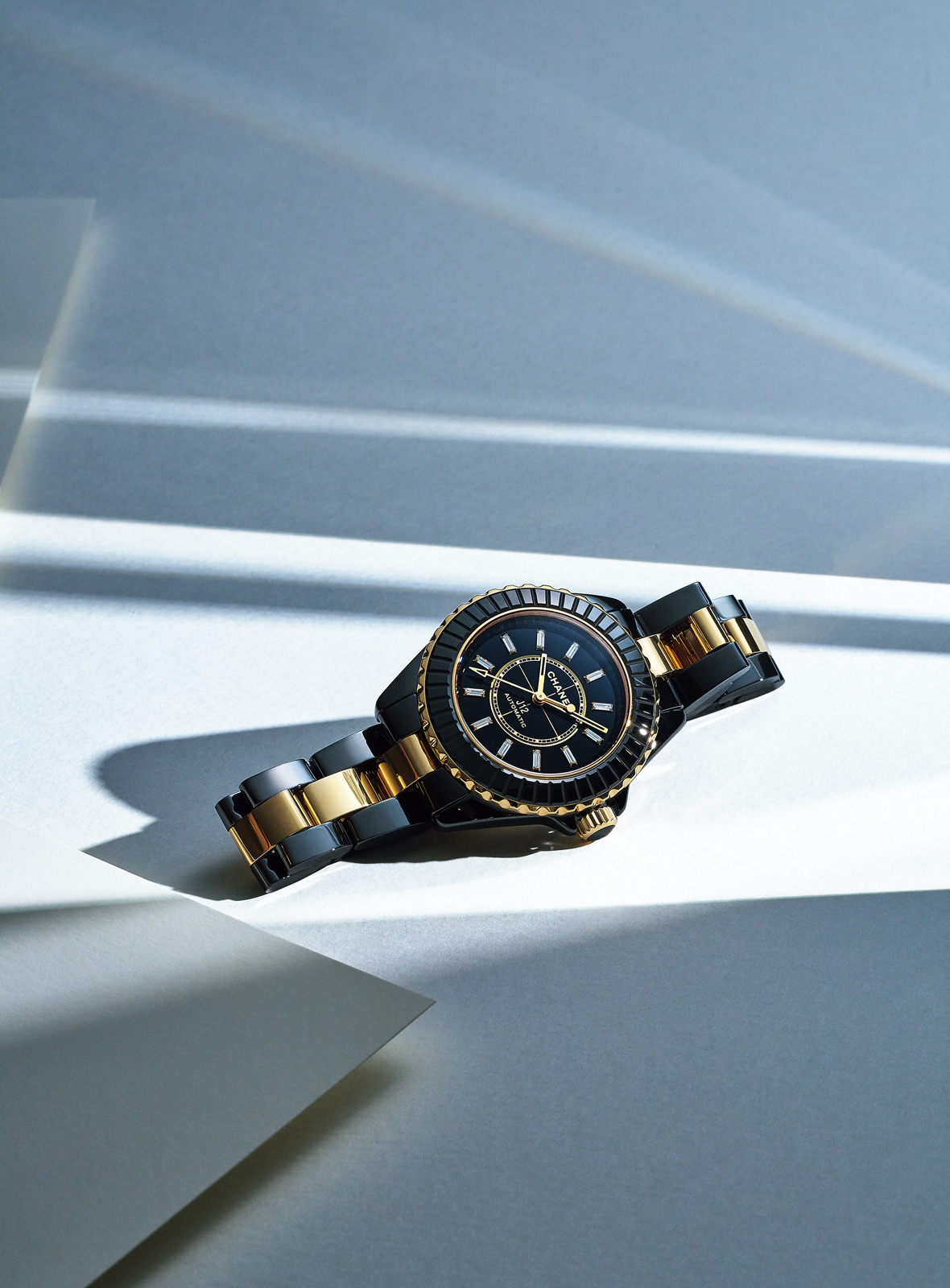 シャネル、高耐性ブラック×ゴールド×ダイヤモンドの腕時計「J12