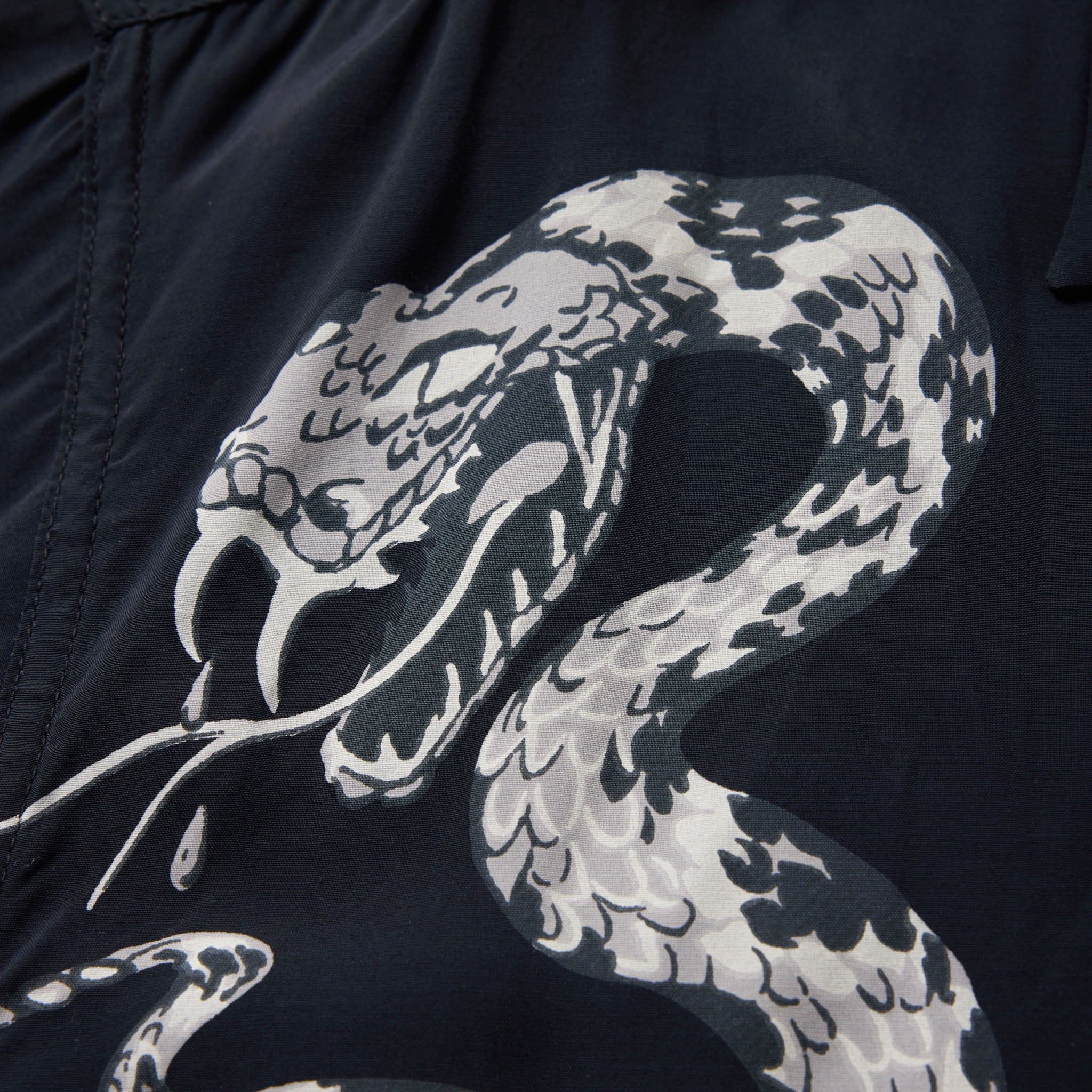 GL39440 / “MONOTONE RATTLE SNAKE” OPEN SHIRT – gold