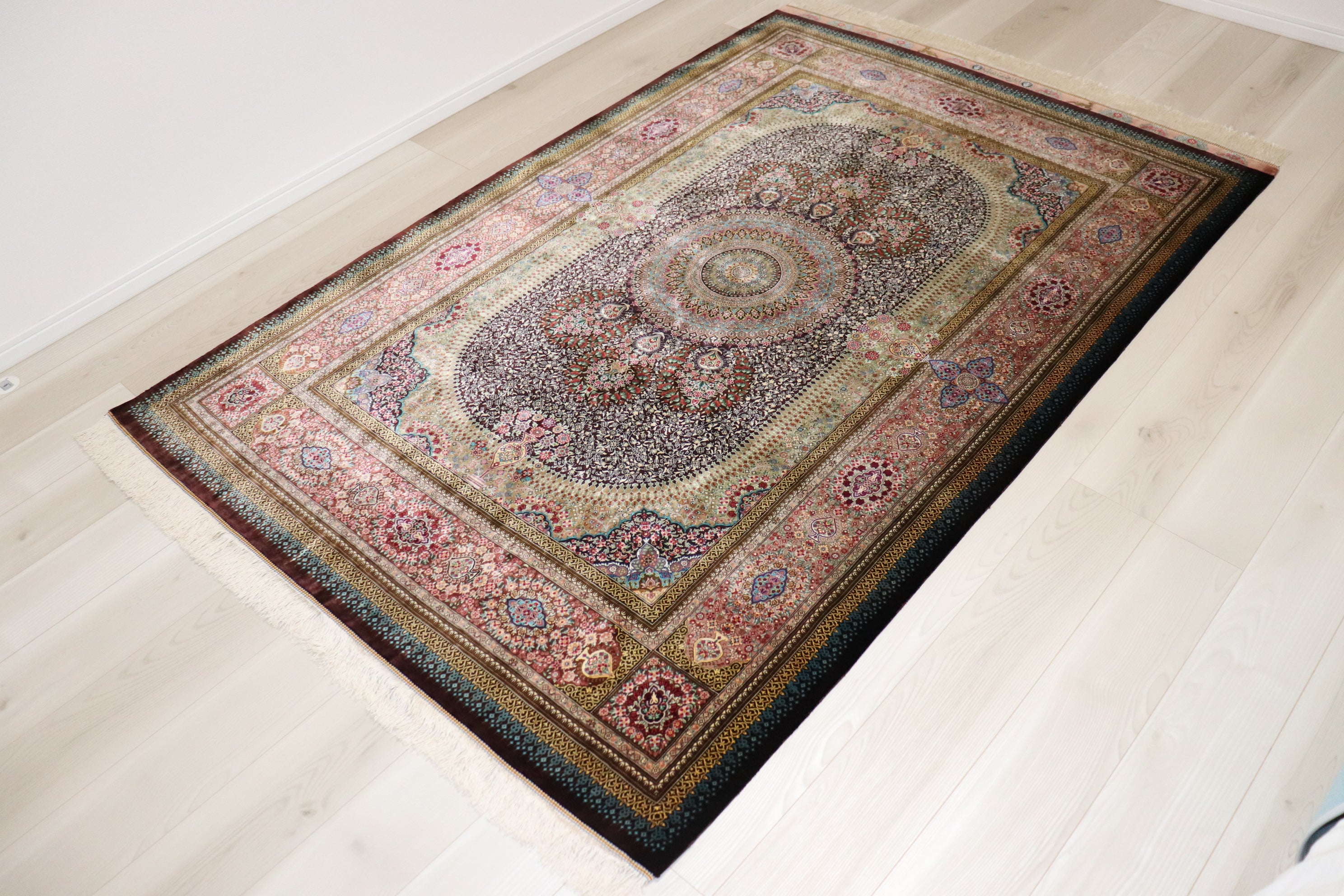 ペルシャ絨毯 クム産 シルク100% [セディギヤン工房] リビングサイズの